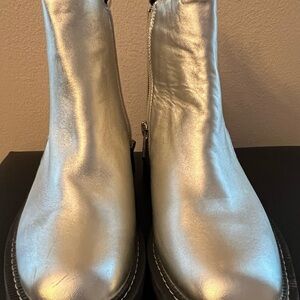 Sam Edelman Silver leather ankle boots with side zipper. Size 4